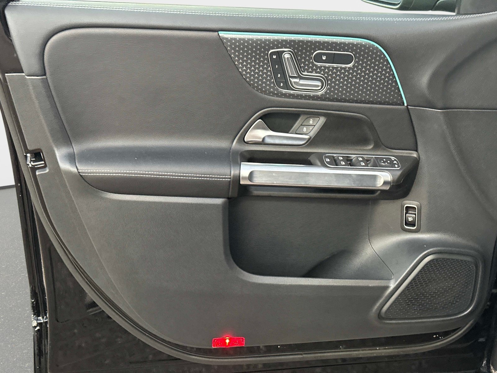 Used 2025 Mercedes-Benz GLB 250 image 17