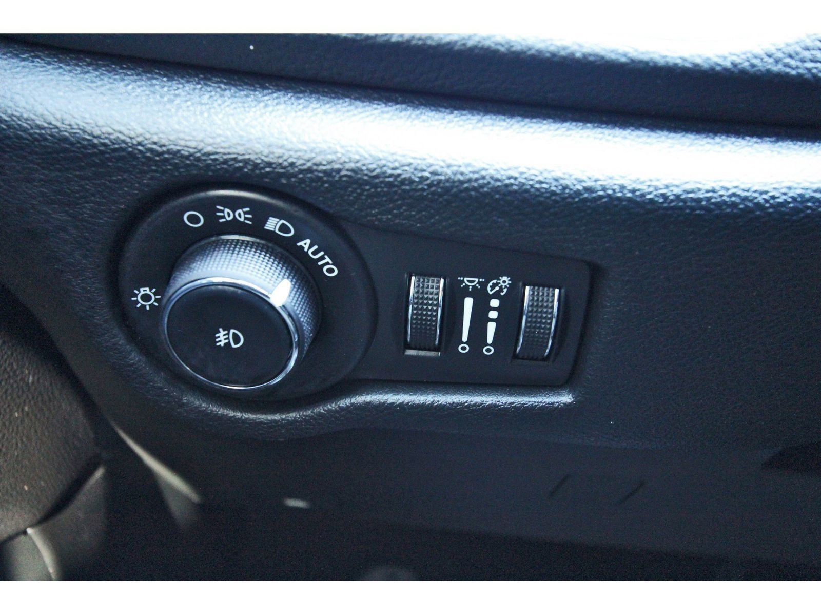 Used 2024 Chrysler Pacifica Premium image 19