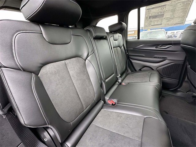 New 2025 Jeep Grand Cherokee Altitude image 28