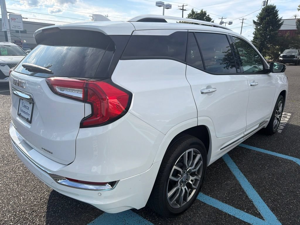 Used 2024 GMC Terrain Denali w/ Denali Premium Package AWD/4WD image 6