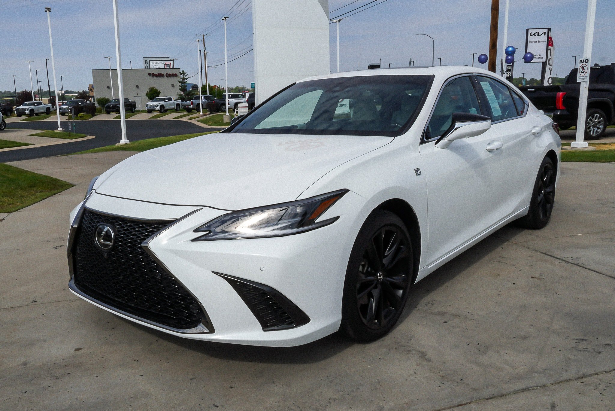 Used 2023 Lexus ES 350 F Sport w/ Accessory Package (Z2) FWD image 4