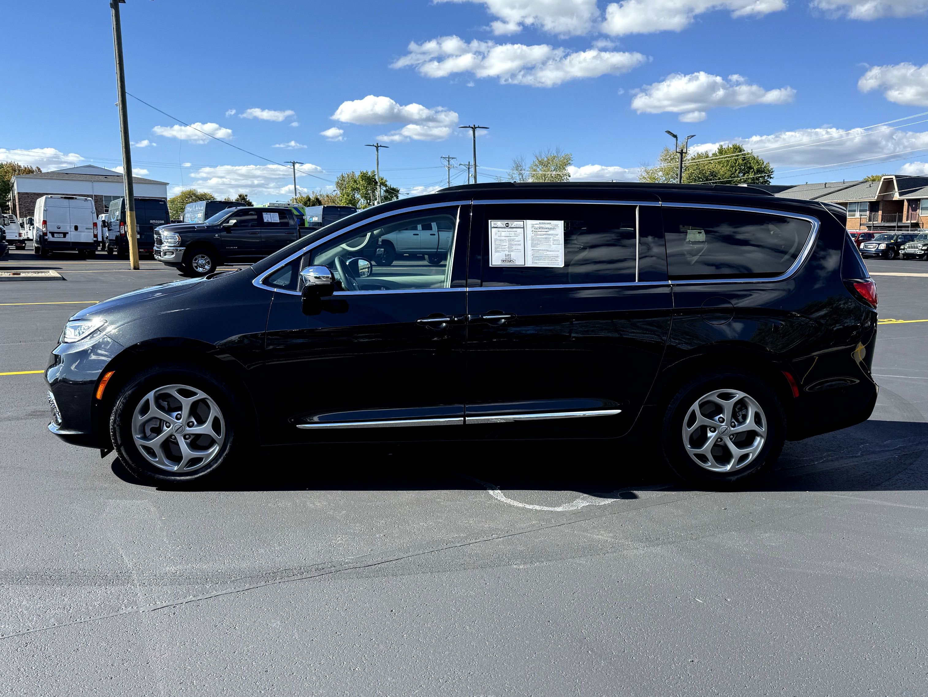 Used 2023 Chrysler Pacifica Limited w/ Uconnect Theater Family Group image 5