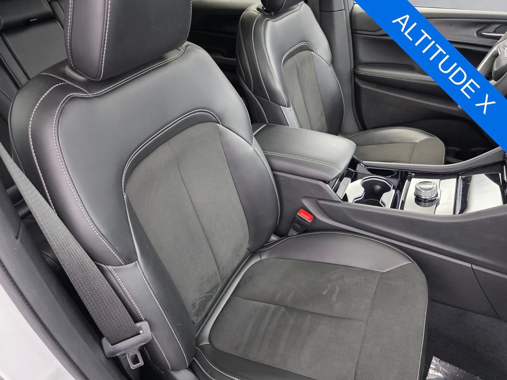 Used 2023 Jeep Grand Cherokee Altitude AWD/4WD image 28