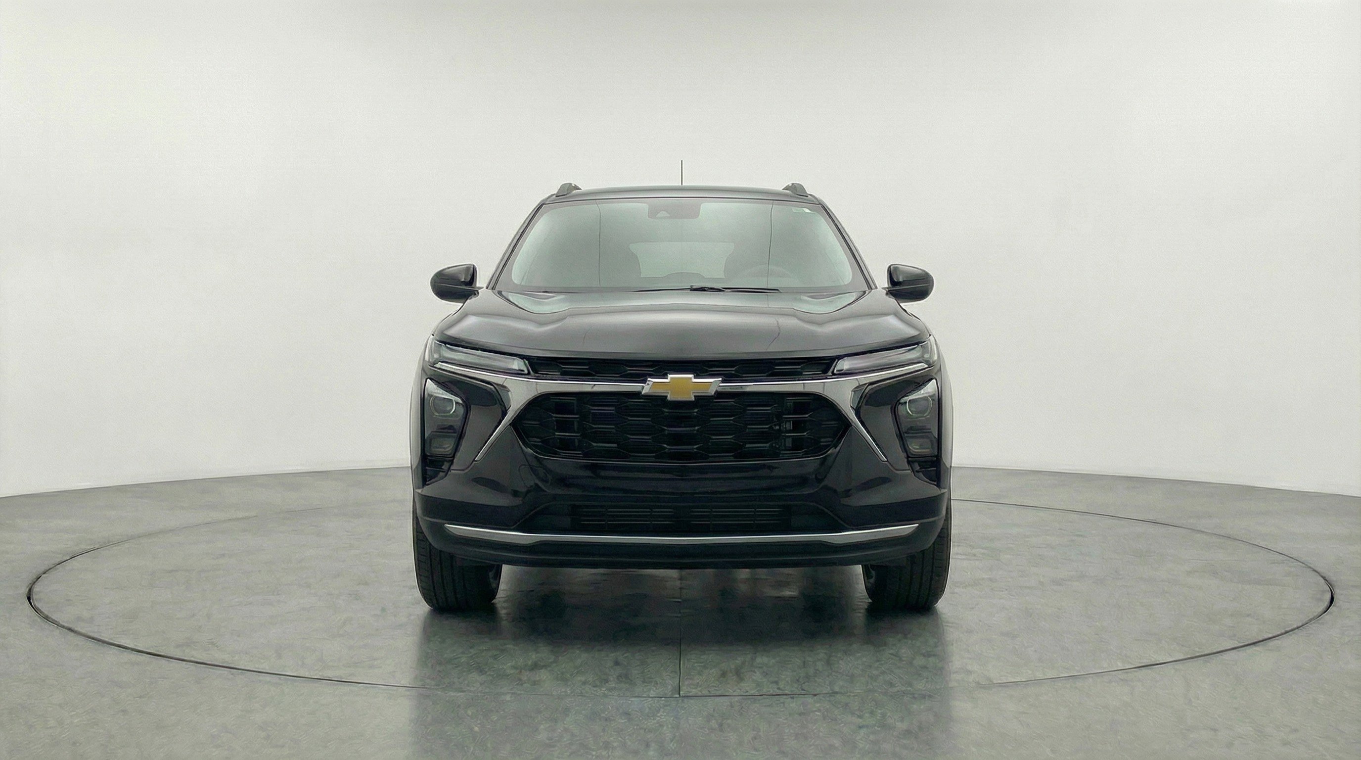 Used 2025 Chevrolet Trax LT FWD image 2
