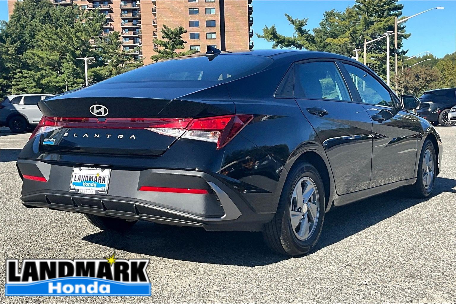 Used 2026 Hyundai Elantra SE FWD image 2