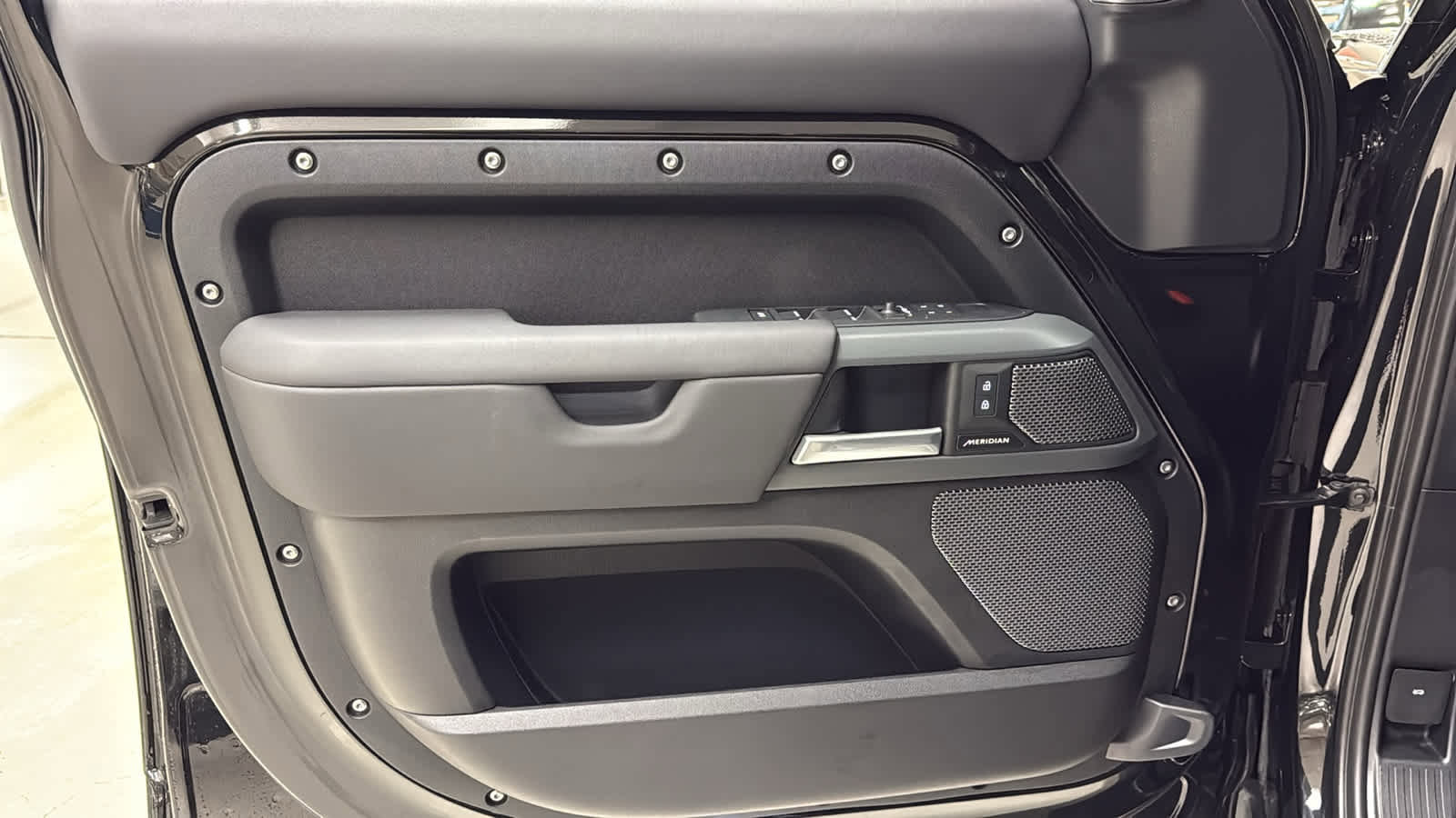 Used 2024 Land Rover Defender 110 X-Dynamic SE AWD/4WD image 12