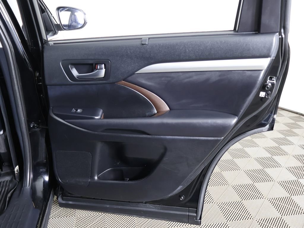 Used 2019 Toyota Highlander XLE AWD/4WD image 28