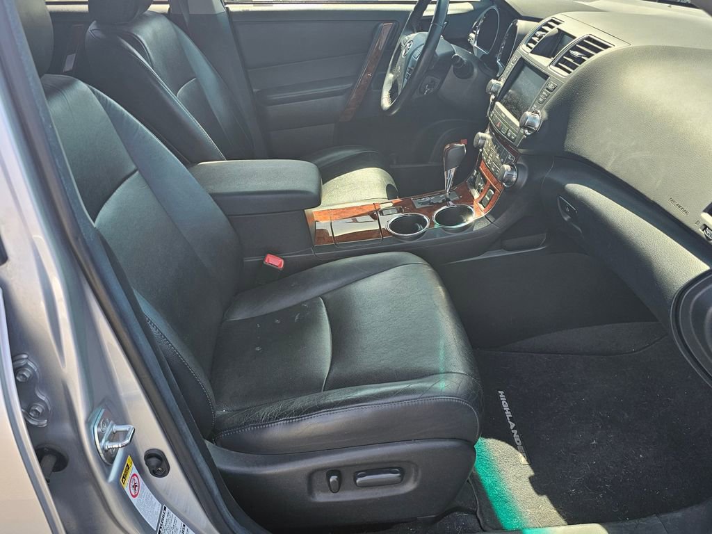 Used 2011 Toyota Highlander Limited w/ Tow Pkg AWD/4WD image 25