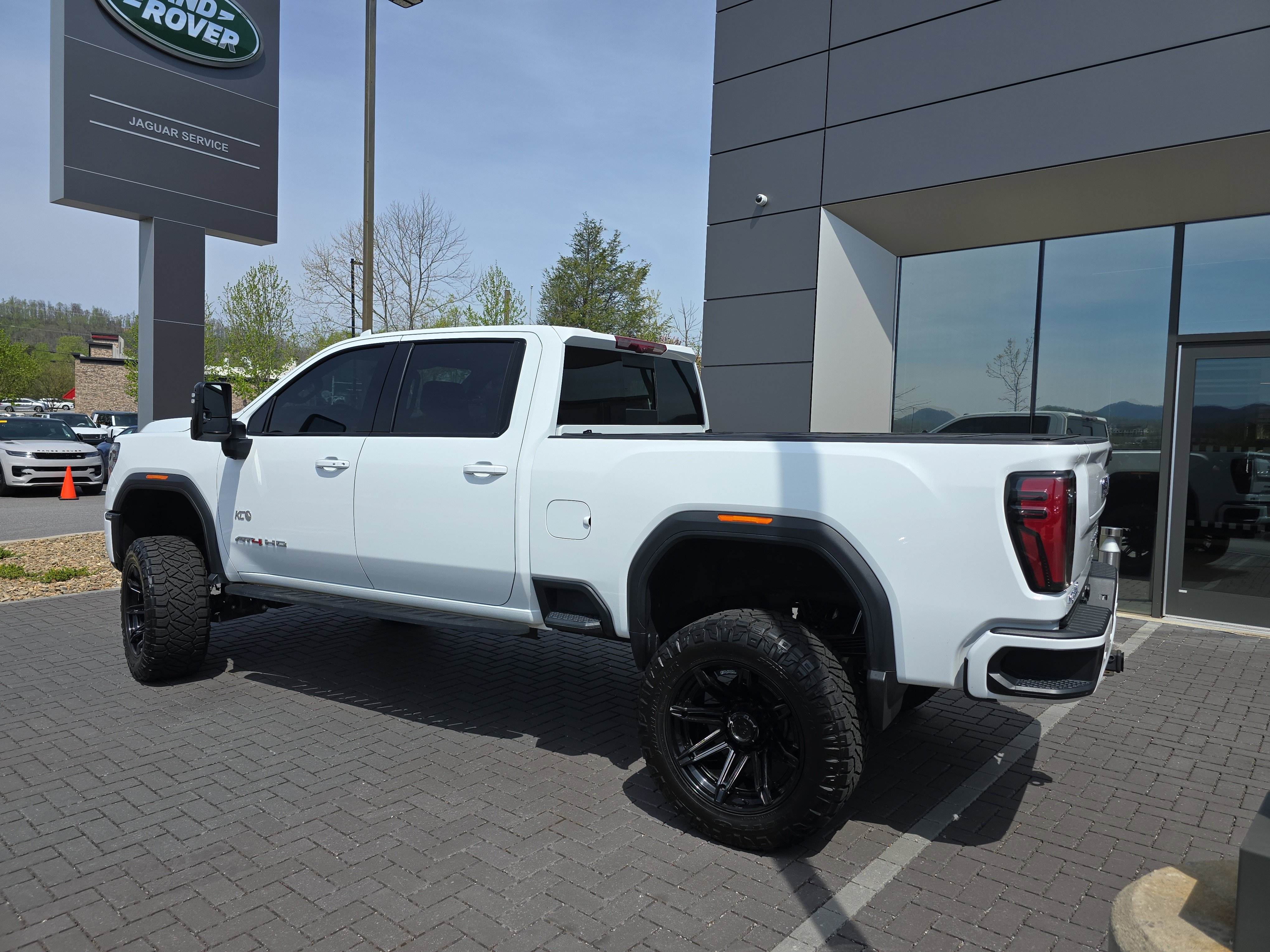 Used 2024 GMC Sierra 2500 AT4 w/ AT4 Premium Plus Package image 7