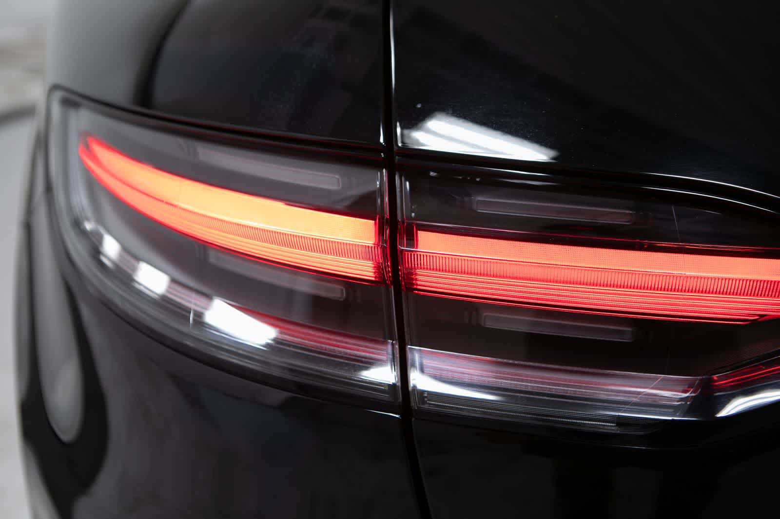 Certified 2024 Porsche Macan AWD/4WD image 18