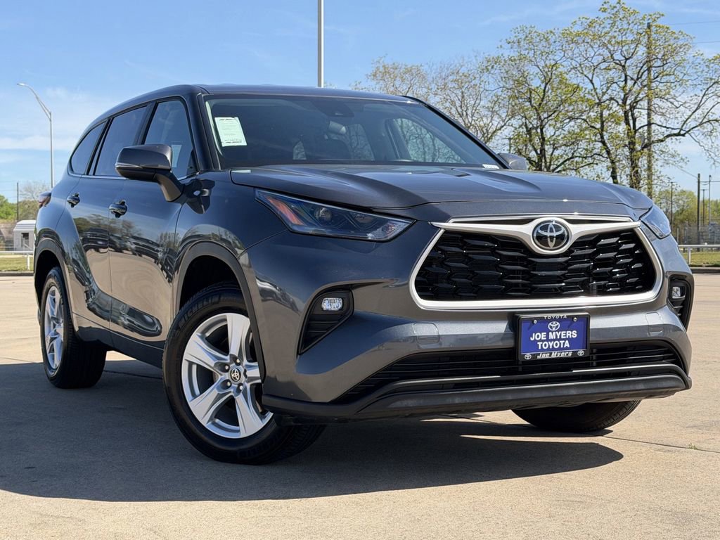 Used 2025 Toyota Highlander LE image 2
