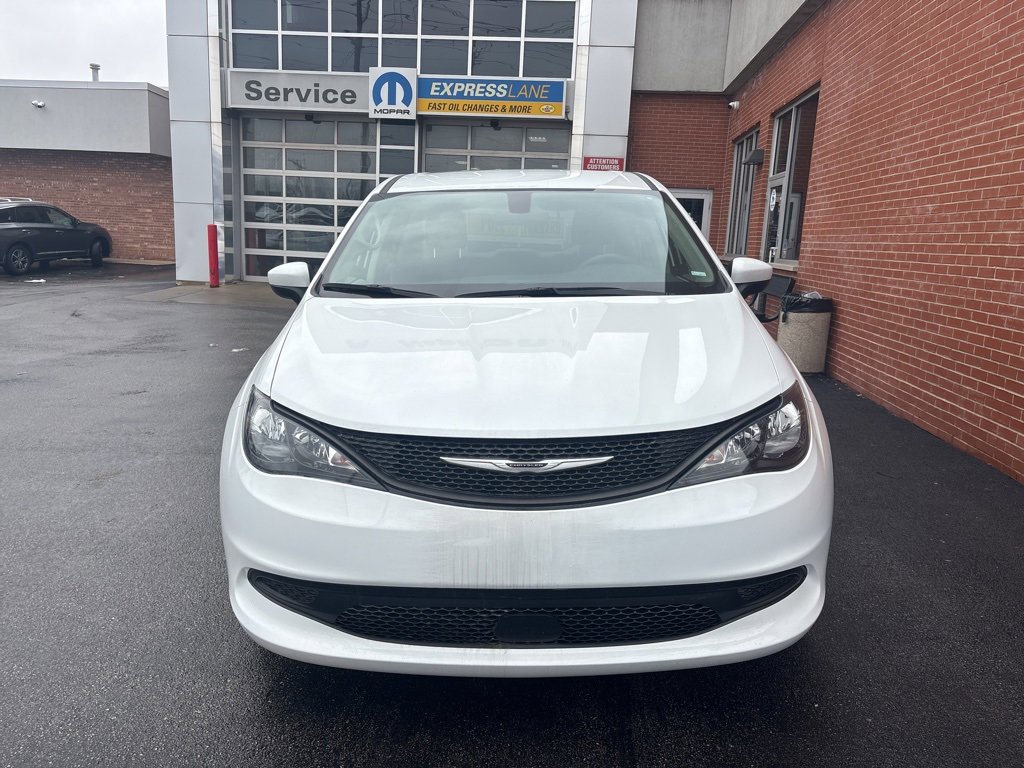 Used 2022 Chrysler Voyager LX image 2