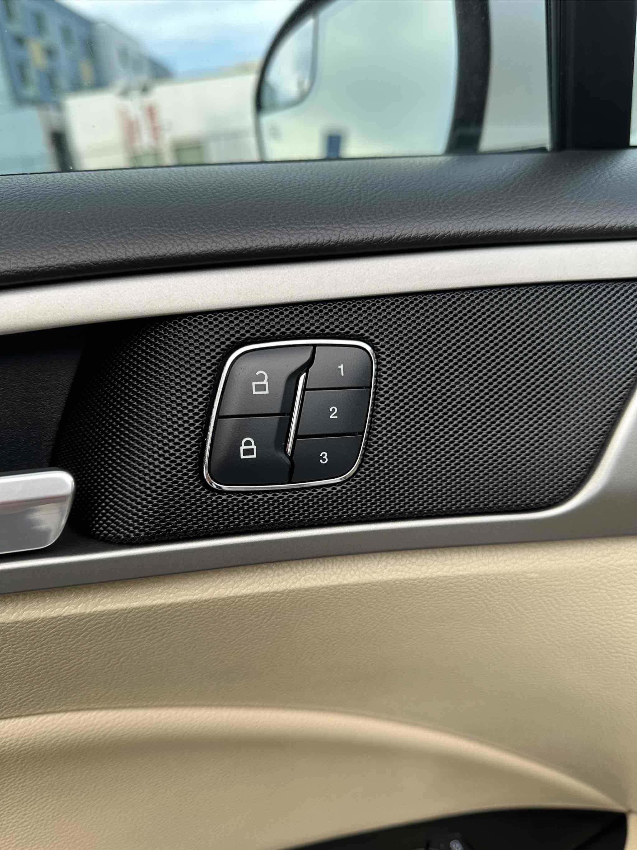 Used 2014 Ford Fusion SE w/ Equipment Group 202A image 9