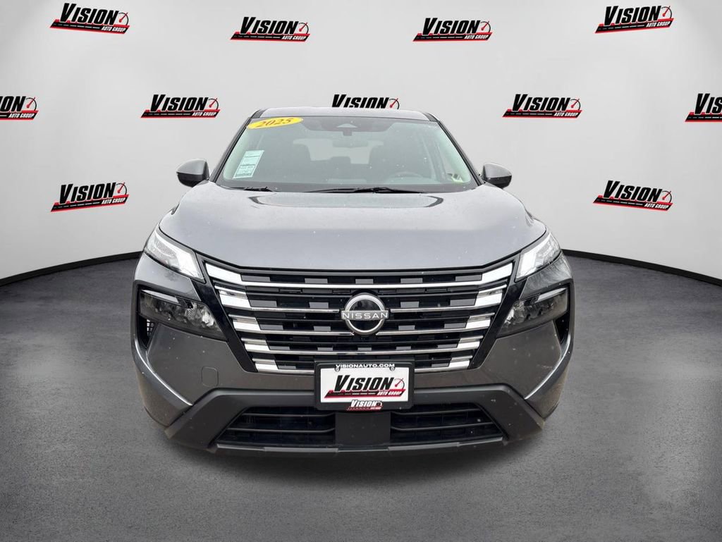 Used 2025 Nissan Rogue SV image 2