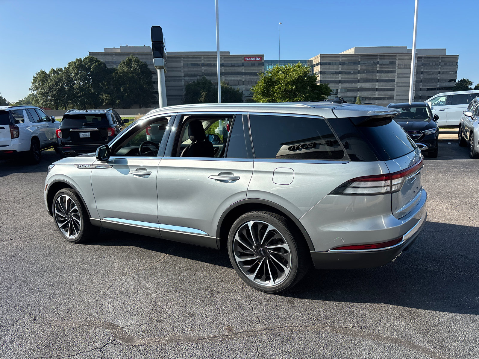 Certified 2024 Lincoln Aviator Reserve w/ Equipment Group 201A AWD/4WD image 5