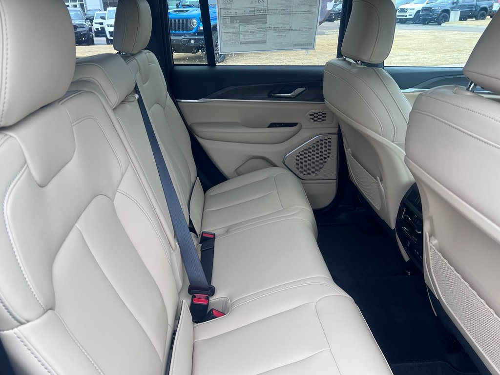 New 2026 Jeep Grand Cherokee Limited w/ Trailer Tow Package AWD/4WD image 12