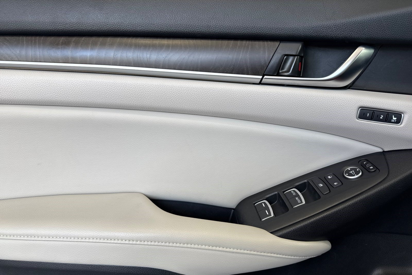 Used 2018 Honda Accord EX-L image 12