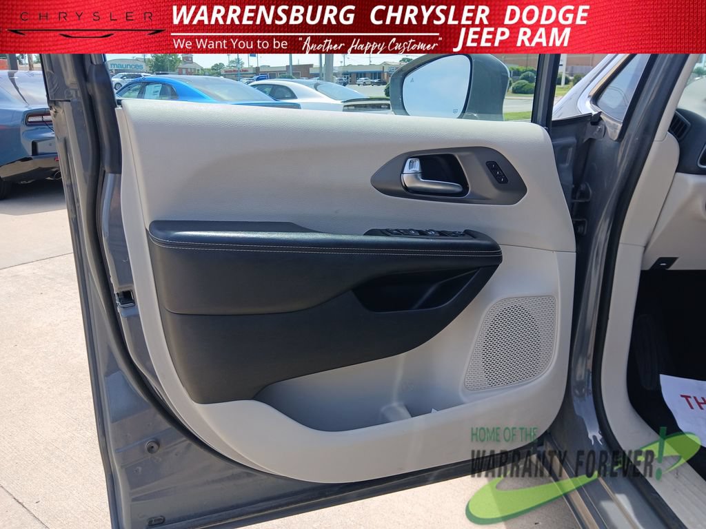 Used 2022 Chrysler Pacifica Touring-L FWD image 12