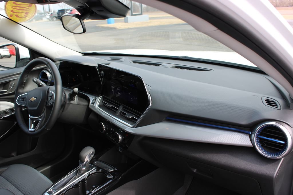 Used 2025 Chevrolet Trax LT w/ LT Convenience Package image 26