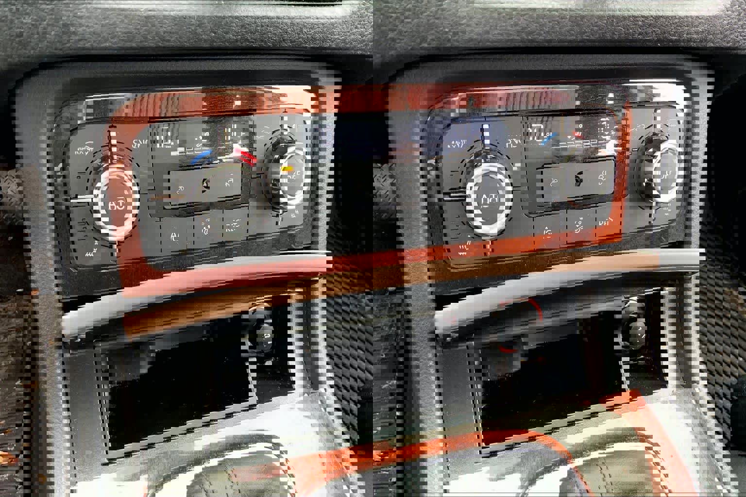 Used 2014 Volkswagen Touareg TDI image 34