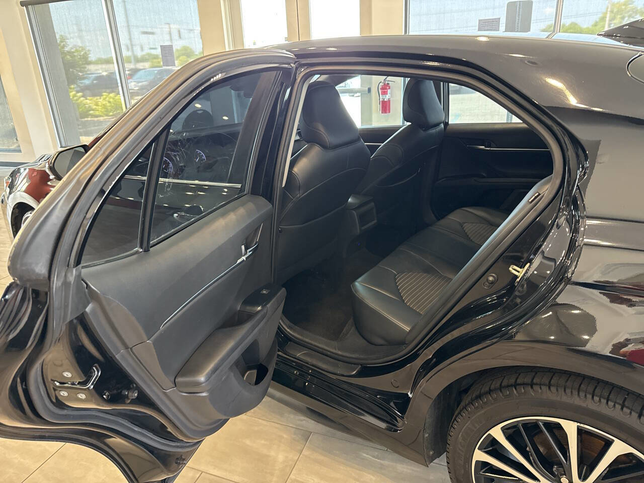 Used 2020 Toyota Camry SE w/ Phone Cable & Charge Package image 25