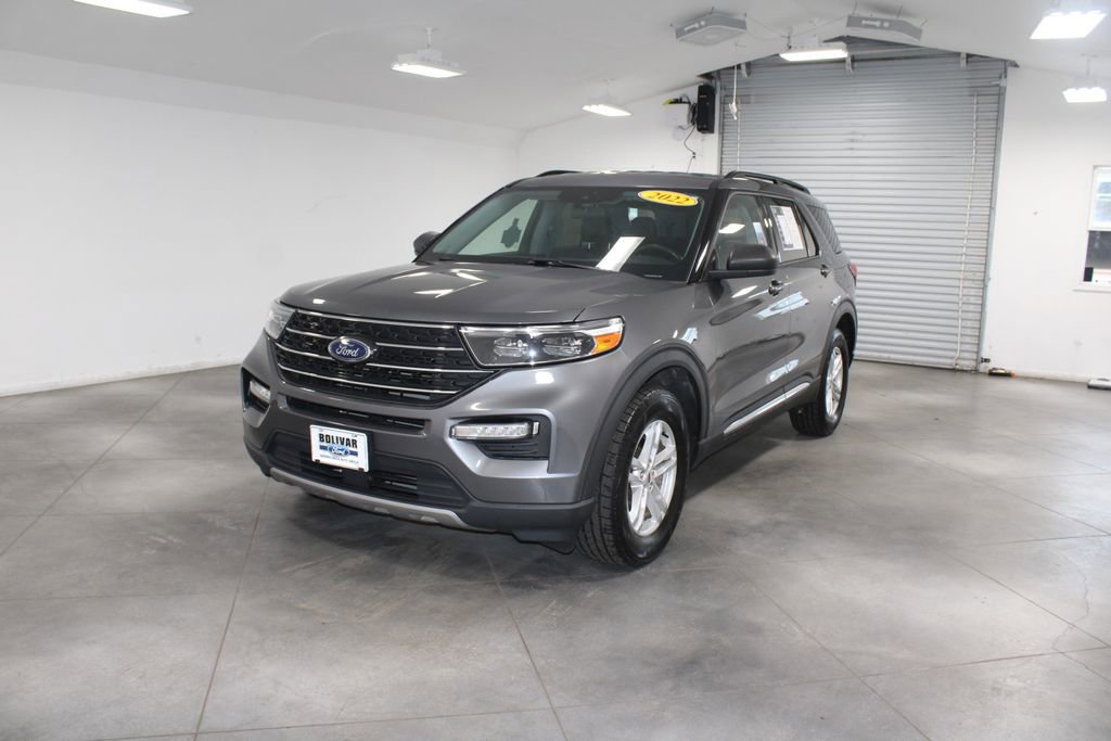 Used 2022 Ford Explorer XLT w/ Equipment Group 202A image 4
