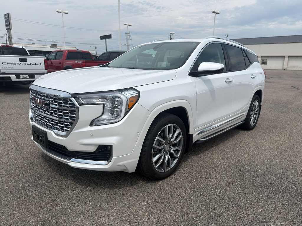 Used 2024 GMC Terrain Denali w/ Denali Premium Package AWD/4WD image 1