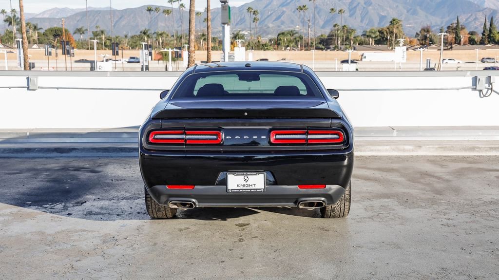 Used 2018 Dodge Challenger SXT image 8
