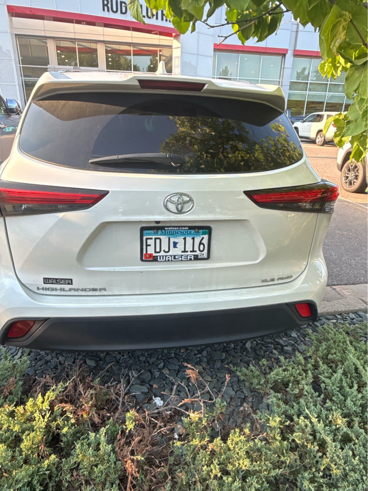 Certified 2021 Toyota Highlander XLE AWD/4WD image 4