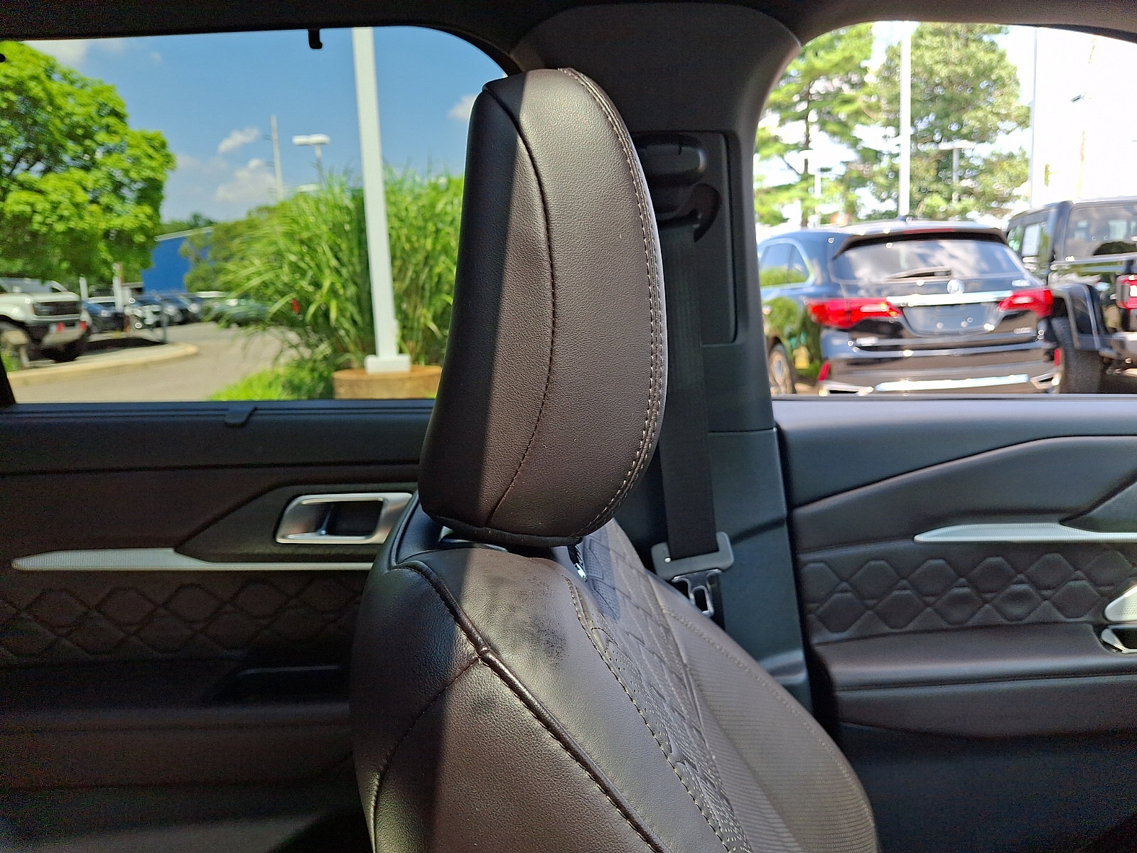 Certified 2025 Ford Explorer Platinum w/ LUX Leather Package AWD/4WD image 12