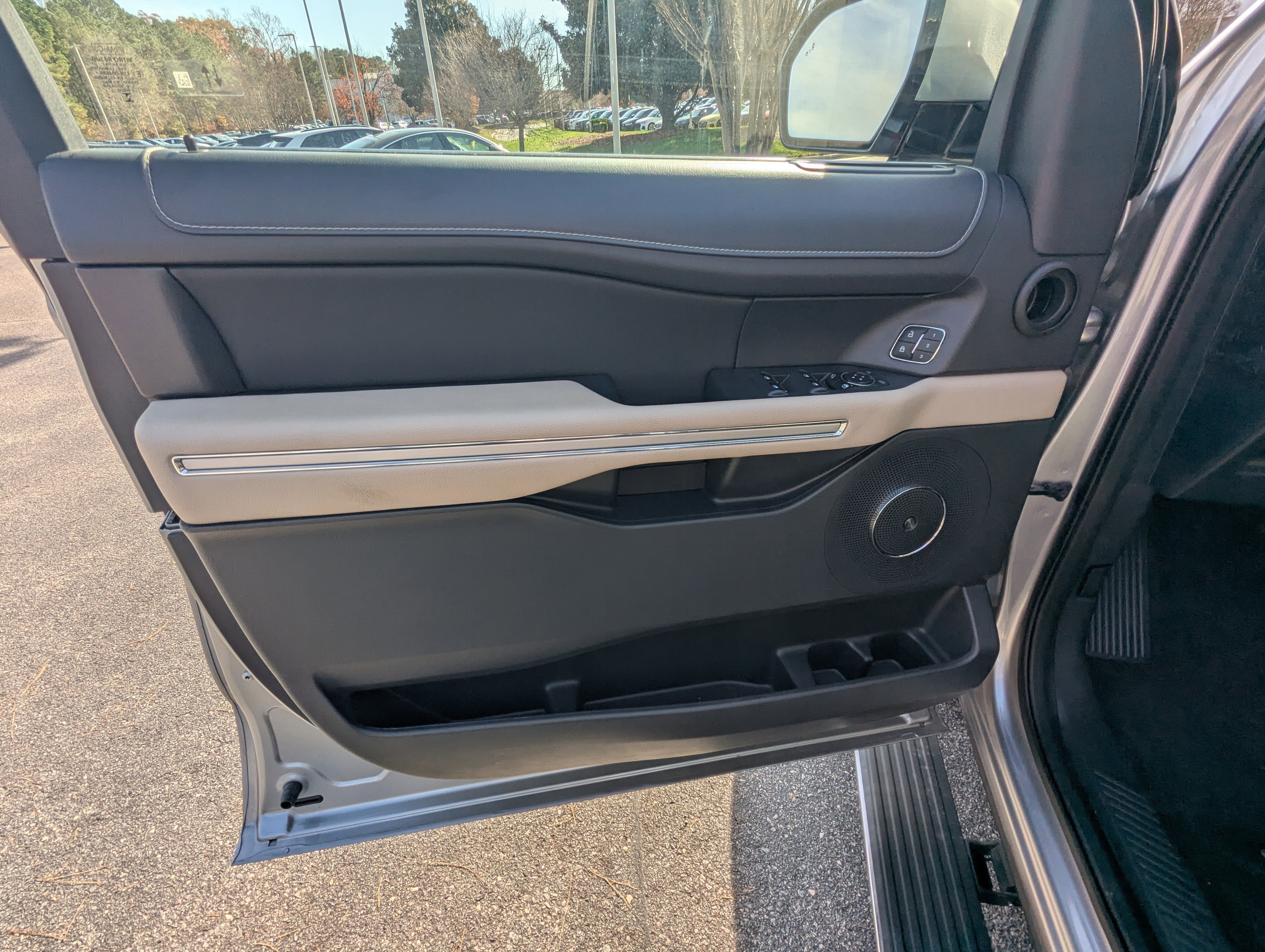 Used 2024 Ford Expedition Limited image 19