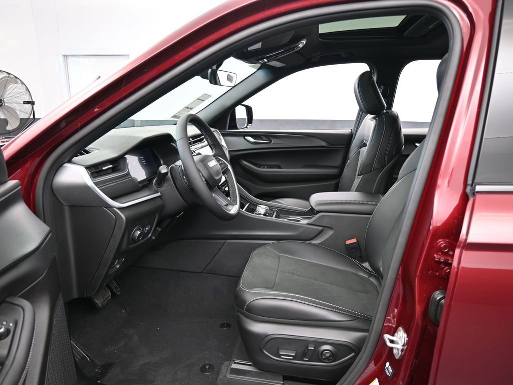 New 2025 Jeep Grand Cherokee Laredo image 12