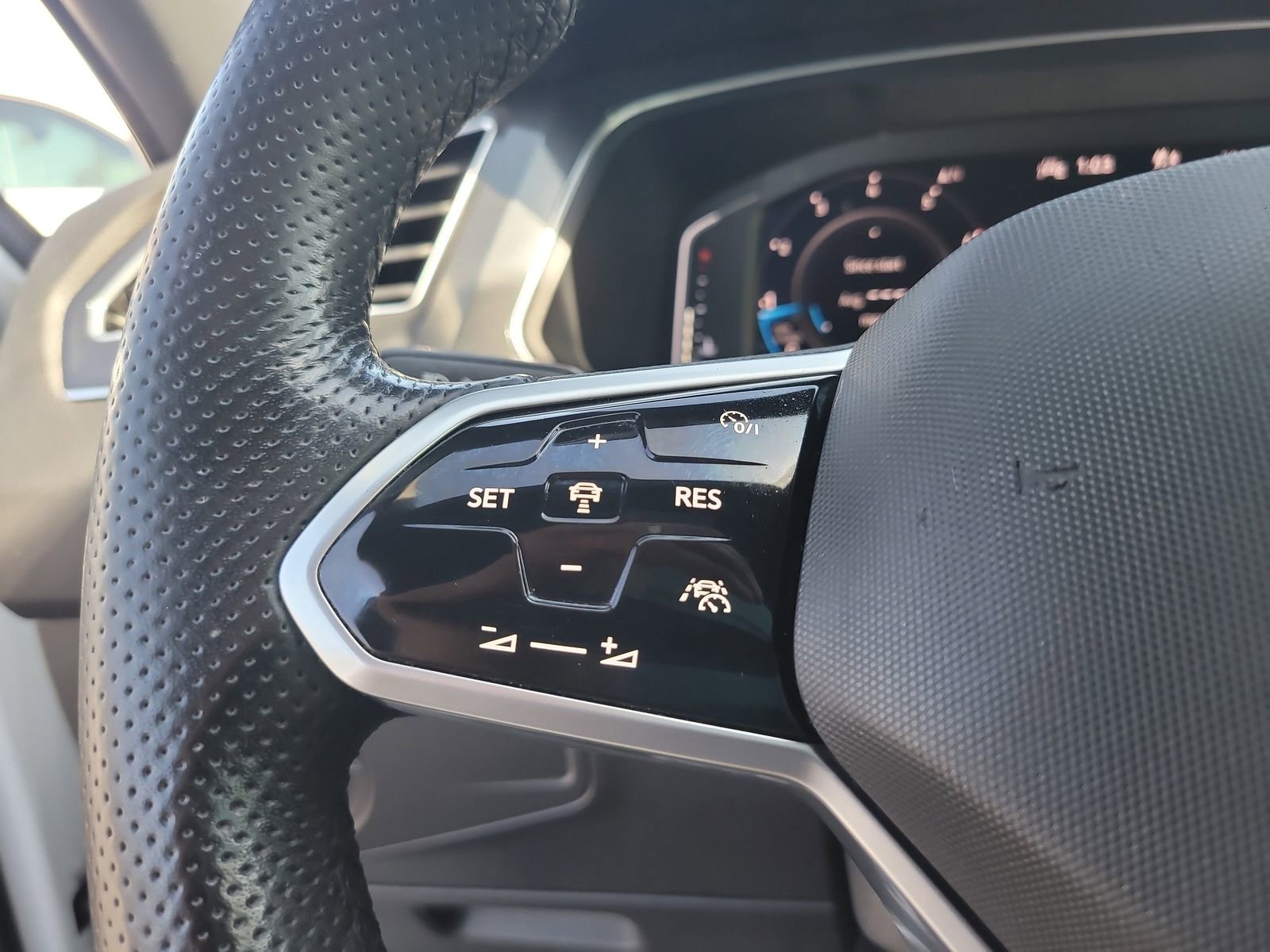 Used 2022 Volkswagen Tiguan SEL R-Line image 31