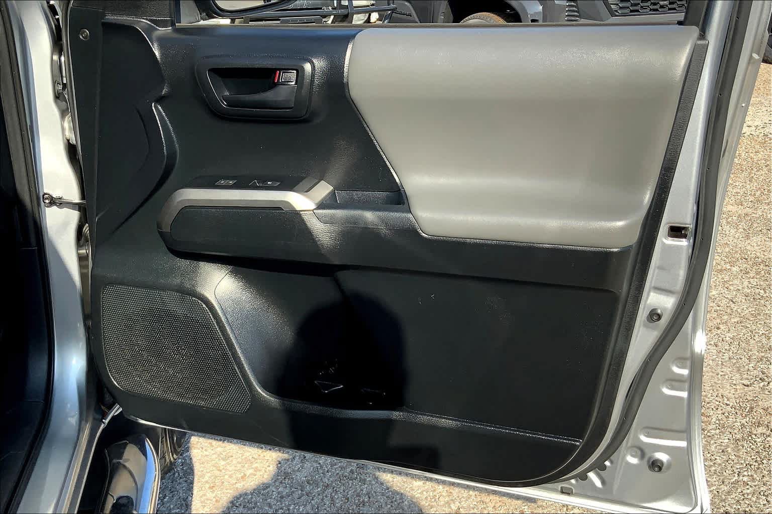 Used 2017 Toyota Tacoma SR5 w/ Tow Package RWD image 22