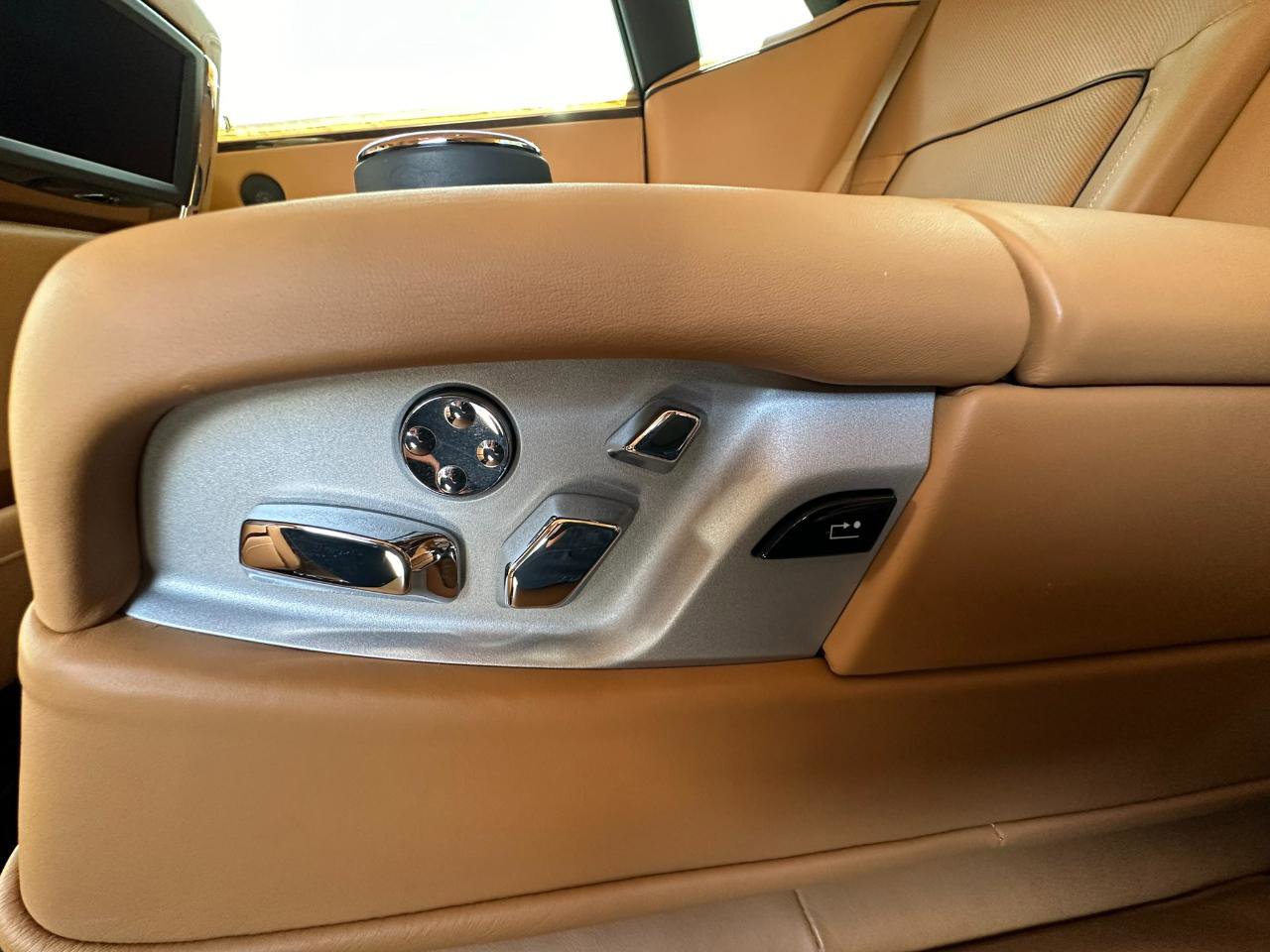 Used 2014 Rolls-Royce Ghost RWD image 36