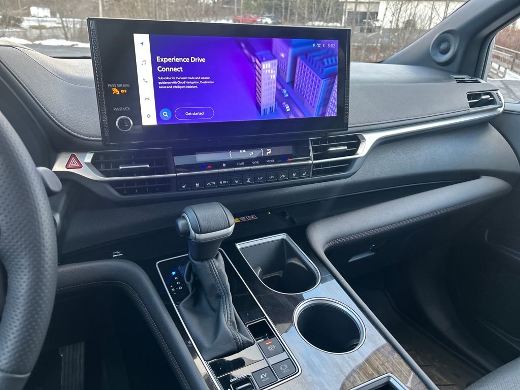 Used 2025 Toyota Sienna Platinum image 11