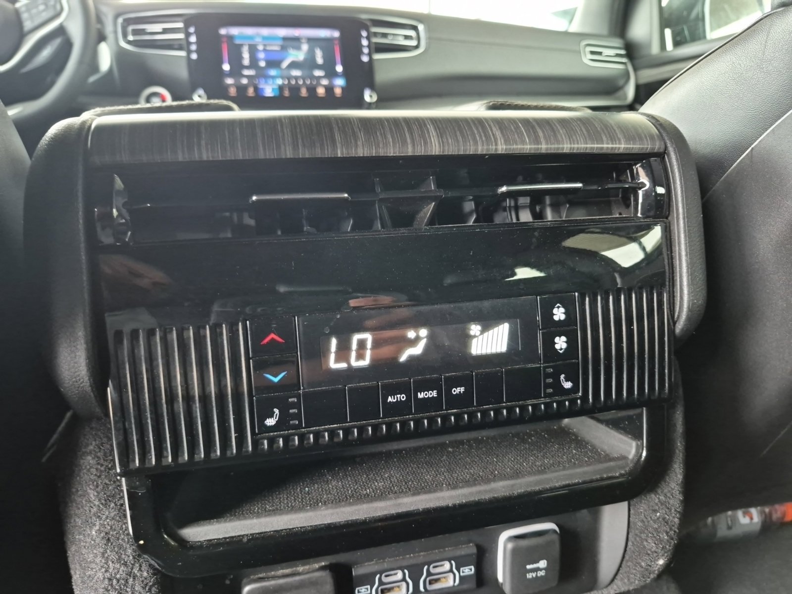Used 2024 Jeep Wagoneer L Series II w/ Flexible Seating Group RWD image 10