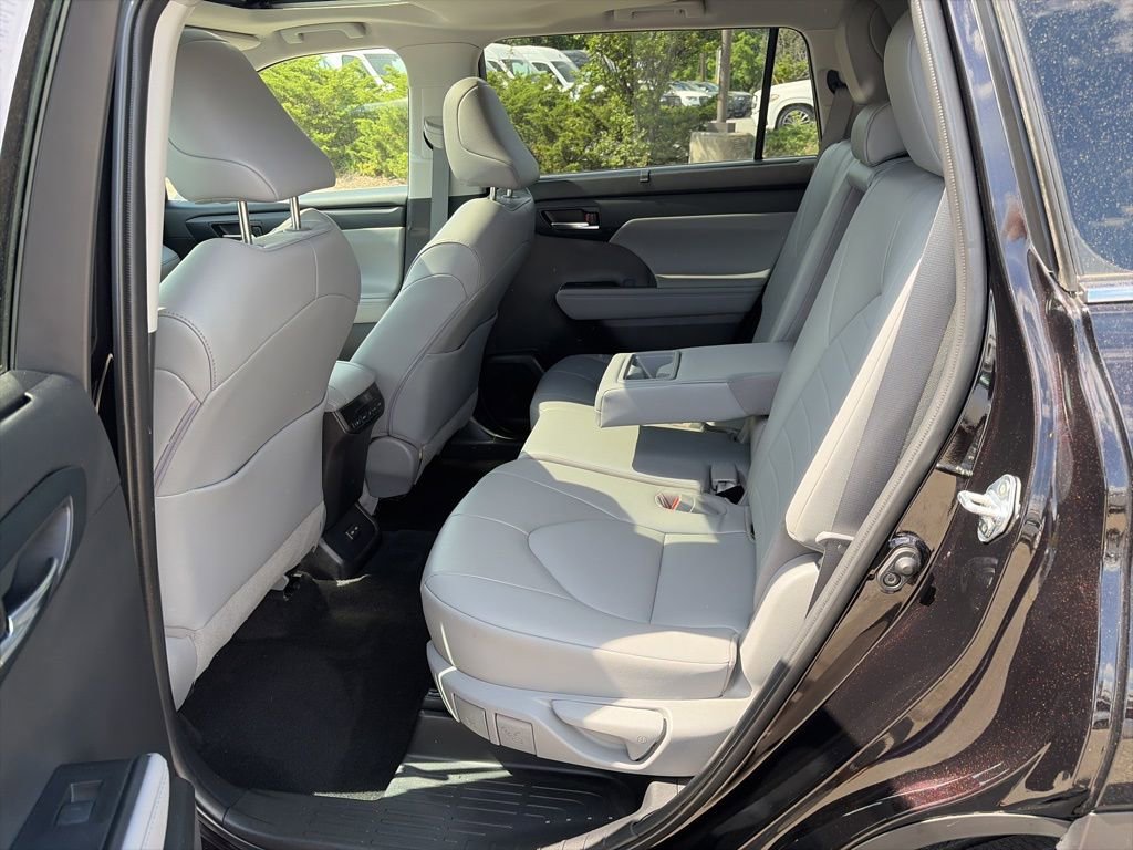 Used 2022 Toyota Highlander XLE image 11