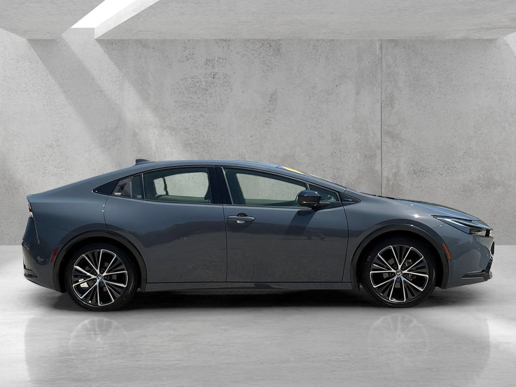 Used 2024 Toyota Prius XLE FWD image 4