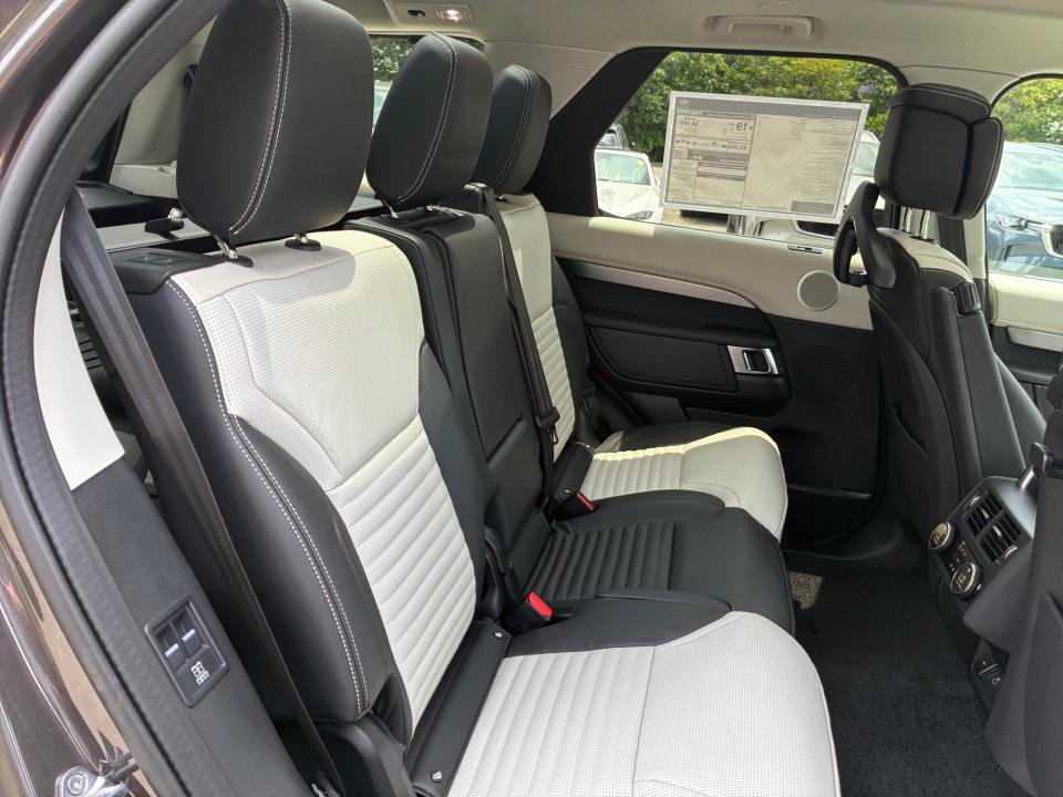 New 2026 Land Rover Discovery Limited Edition AWD/4WD image 29