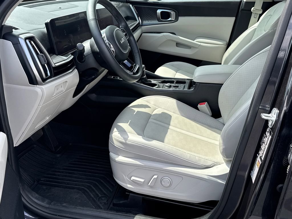 Used 2025 Kia Sorento EX image 9