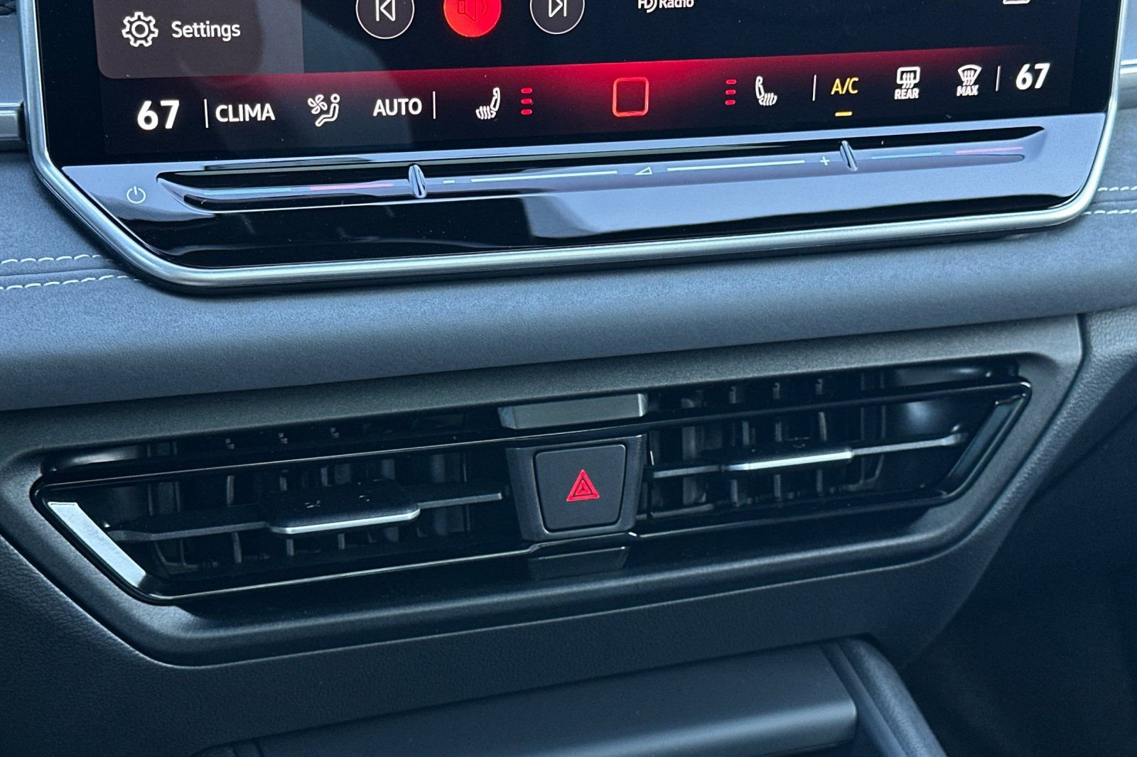 New 2026 Volkswagen Tiguan SE R-Line FWD image 18