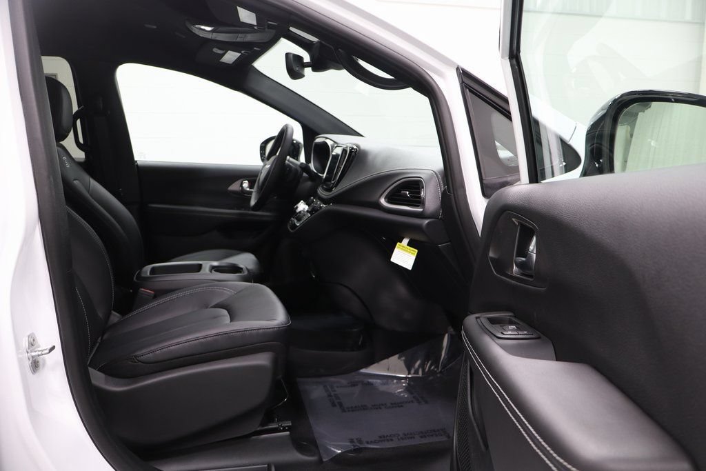 New 2026 Chrysler Pacifica Select w/ S Appearance Package FWD image 14