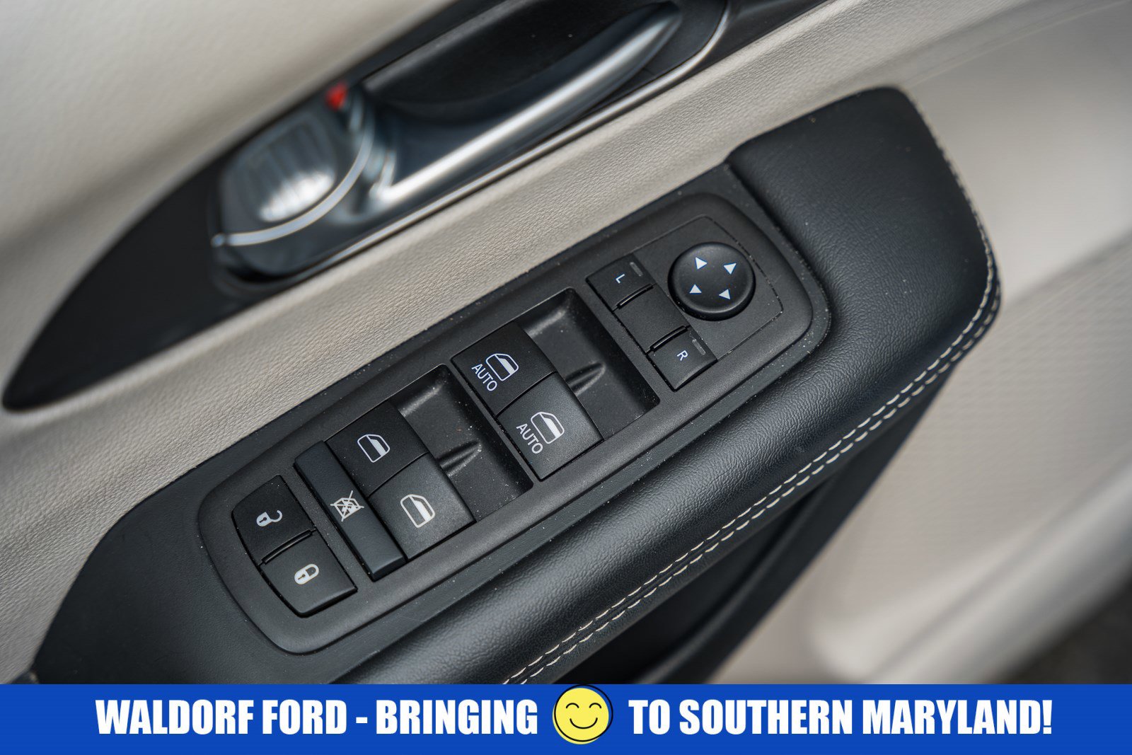 Used 2024 Chrysler Pacifica Touring-L image 41