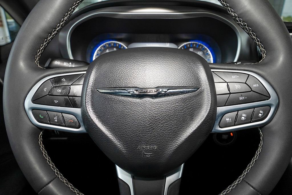 Used 2025 Chrysler Pacifica Select image 18