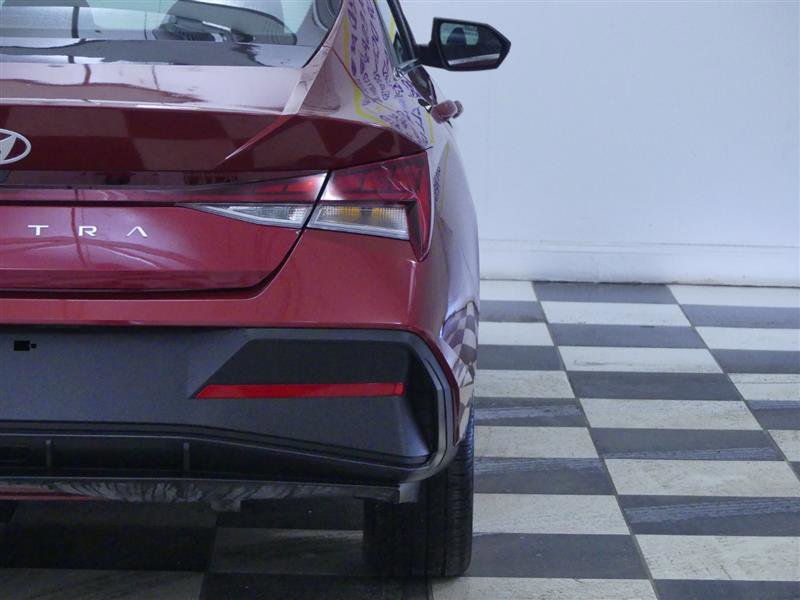 Used 2025 Hyundai Elantra SEL image 31