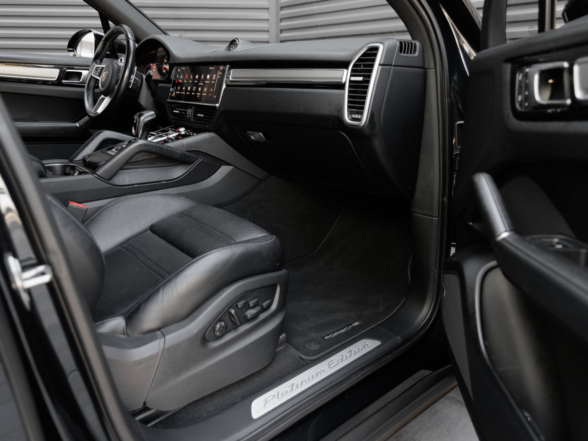 Certified 2023 Porsche Cayenne Platinum Edition AWD/4WD image 38