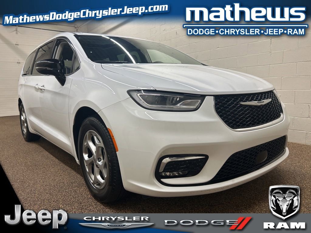 Used 2024 Chrysler Pacifica Limited w/ Uconnect Theater Family Group FWD image 1