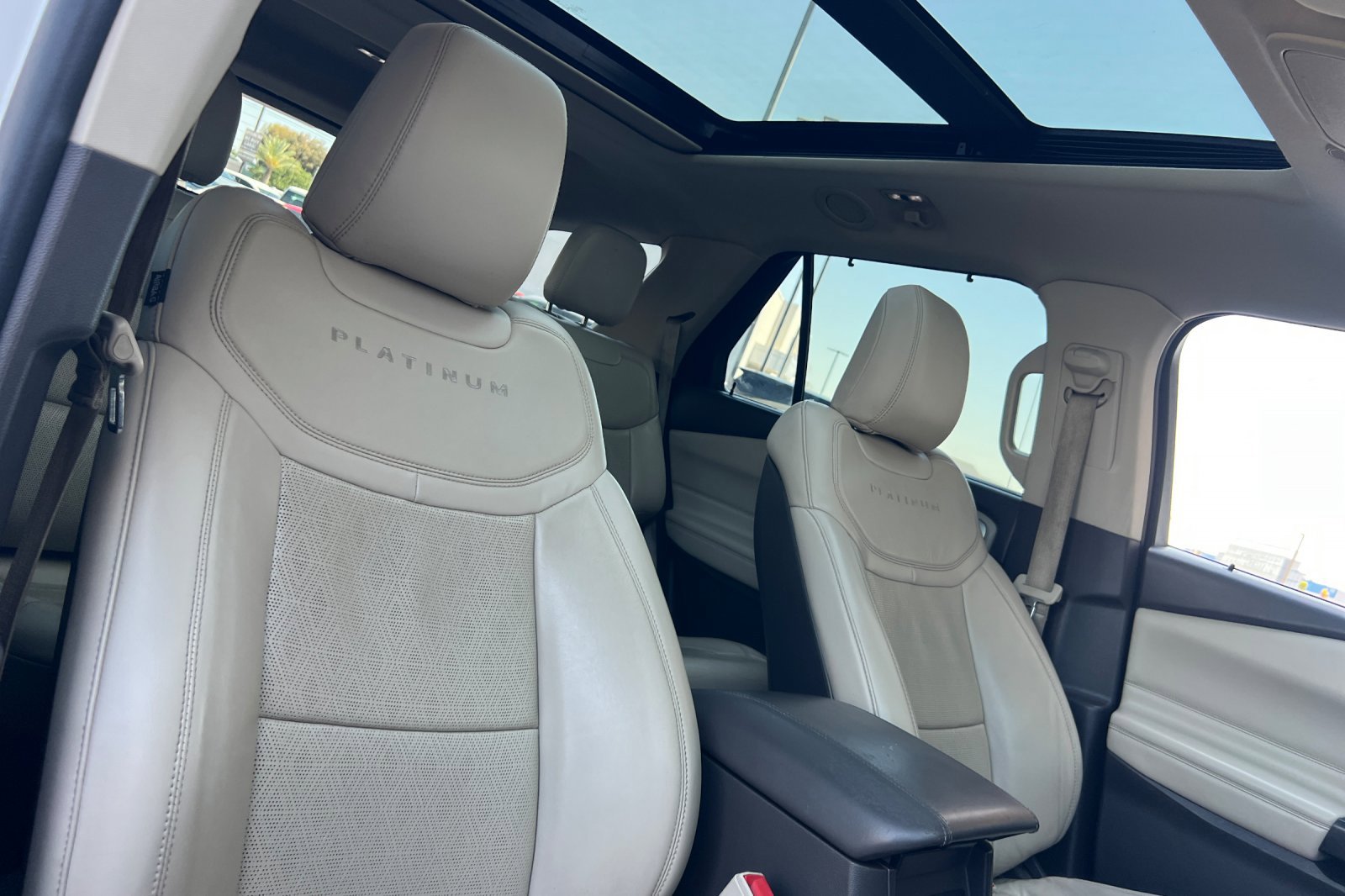 Used 2020 Ford Explorer Platinum w/ Premium Technology Package image 18