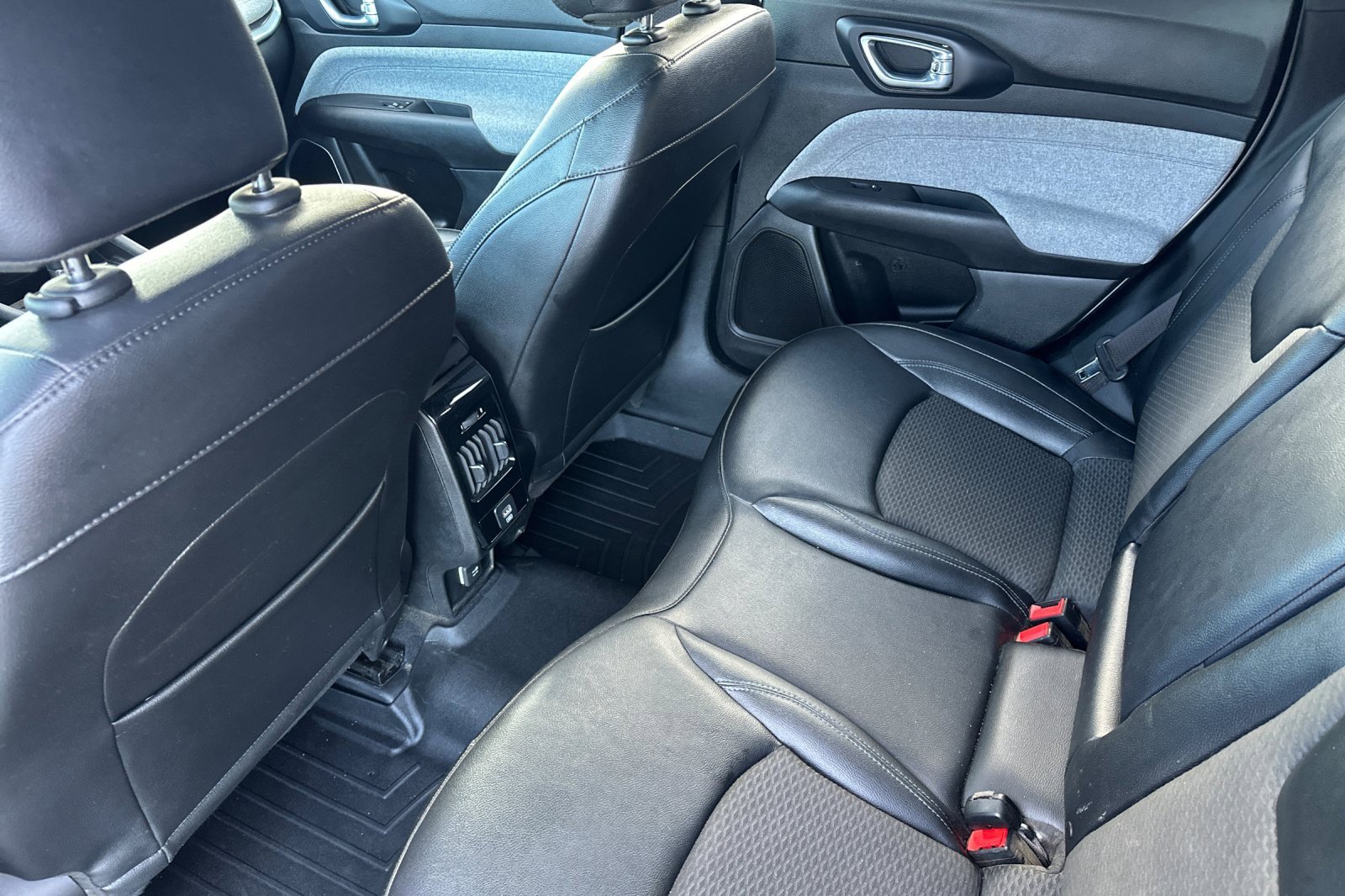 Used 2024 Jeep Compass Latitude image 13